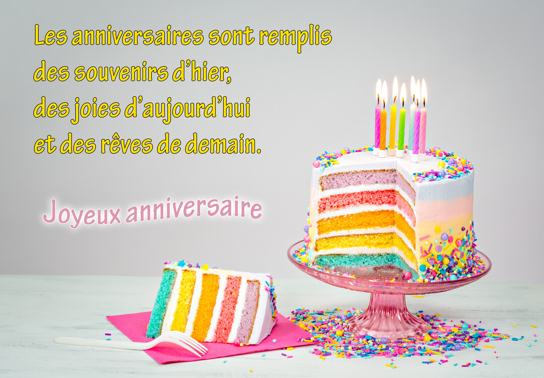 Un gâteau d'anniversaire multicolore avec des bougies allumées et une part découpée, sur un fond clair, accompagné d'un texte de vœux.
