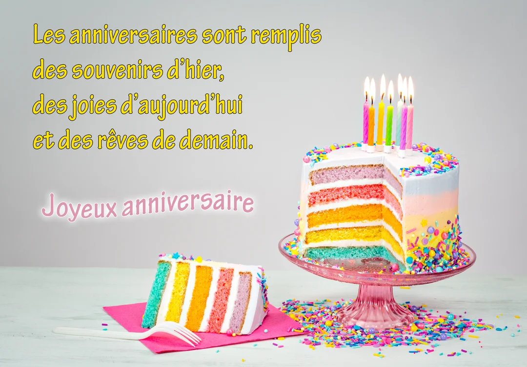 Un gâteau d'anniversaire multicolore avec des bougies allumées et une part découpée, sur un fond clair, accompagné d'un texte de vœux.