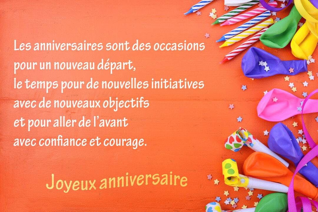 Une composition festive avec des bougies, des ballons et des cotillons colorés sur un fond orange vif, à côté d'un texte de vœux d'anniversaire.
