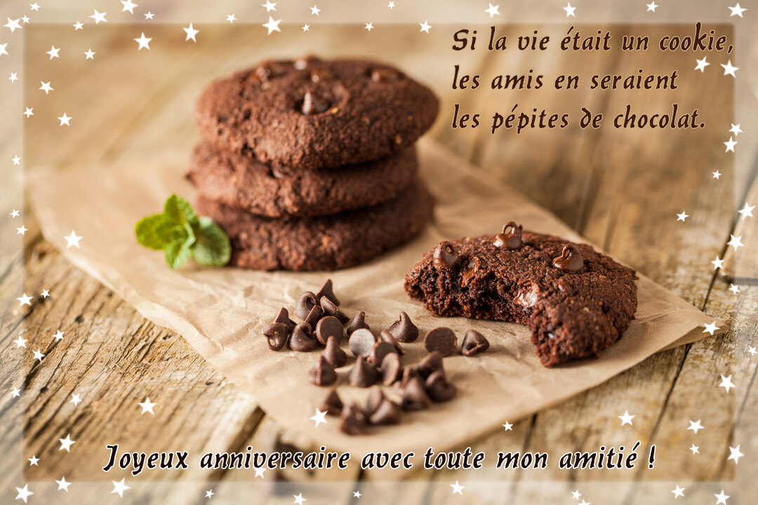 Une photographie de plusieurs cookies aux pépites de chocolat posés sur du papier cuisson, avec une citation sur l'amitié et des vœux d'anniversaire.