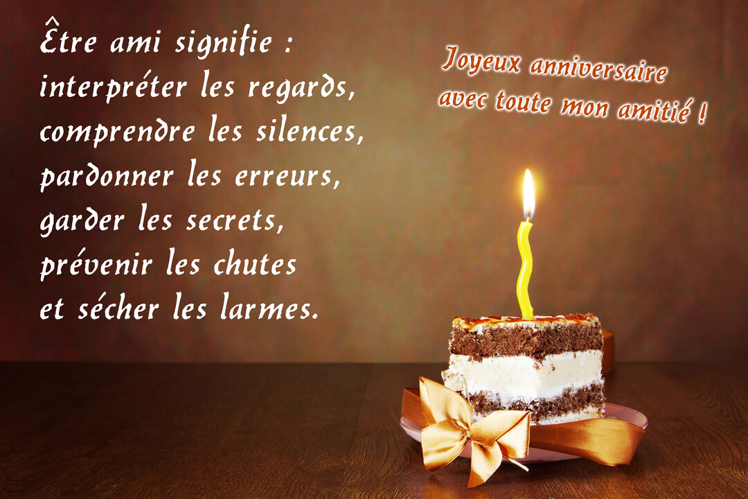 Une part de gâteau d'anniversaire avec une bougie jaune allumée est posée sur une table, à côté d'un texte poétique sur l'amitié.