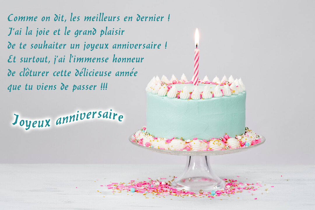Un gâteau d'anniversaire bleu pastel sur un présentoir en verre, orné d'une seule bougie rose et blanche allumée, avec des confettis colorés.