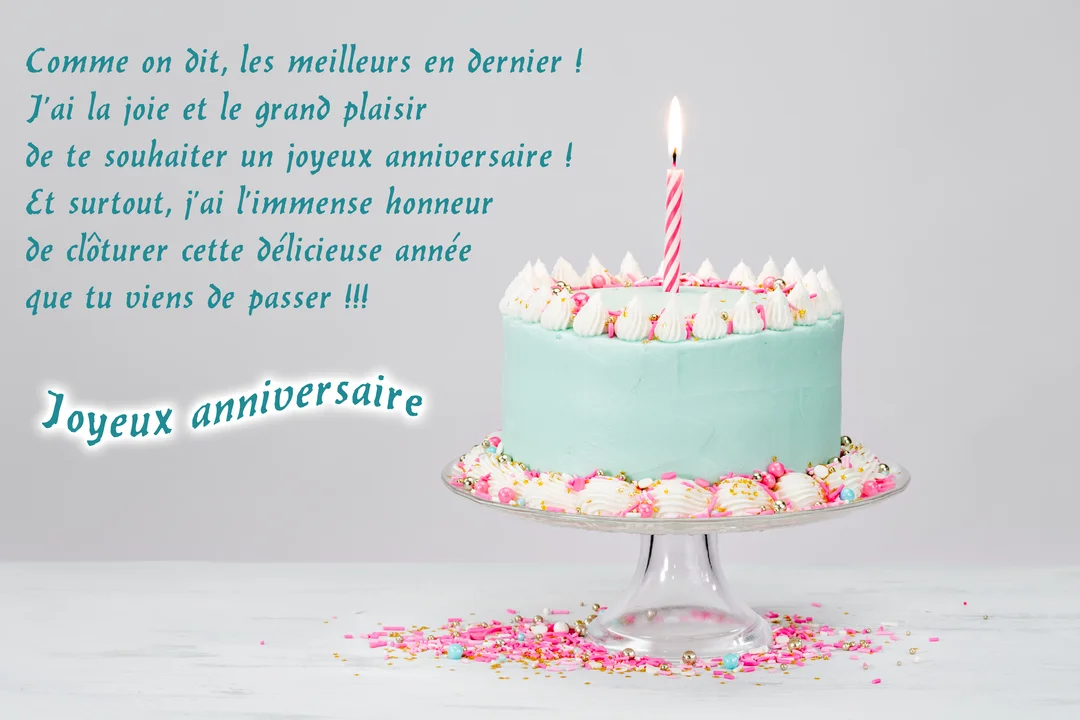 Un gâteau d'anniversaire bleu pastel sur un présentoir en verre, orné d'une seule bougie rose et blanche allumée, avec des confettis colorés.