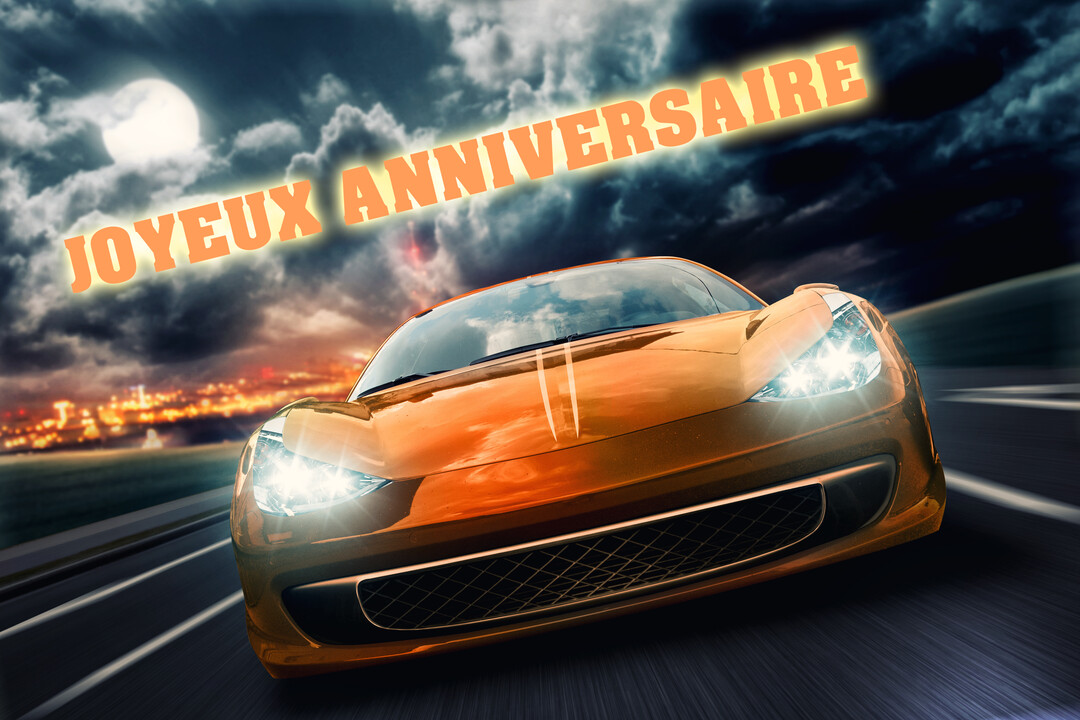 Une voiture de sport orange roule à vive allure sur une autoroute la nuit, avec la ville illuminée et la lune en fond.