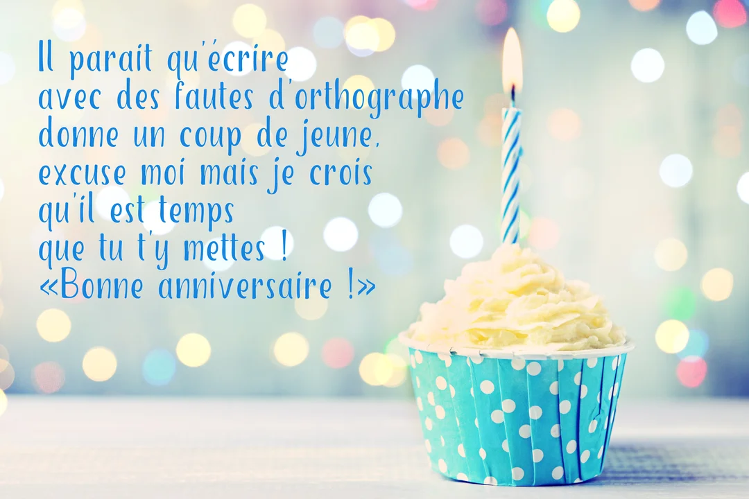 Un cupcake bleu à pois blancs surmonté d'un glaçage crémeux et d'une bougie allumée, sur un fond lumineux de bokeh coloré.