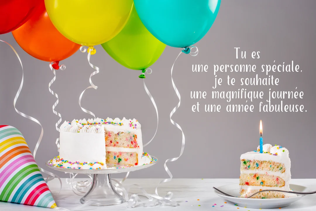 Une scène d'anniversaire colorée avec un gâteau funfetti, une part avec une bougie, des ballons et un chapeau de fête rayé.