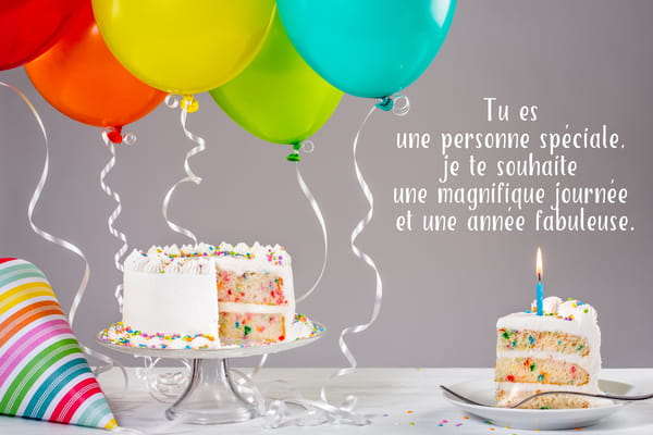 Carte d'anniversaire festive avec gâteau, part de gâteau avec bougie allumée, ballons colorés et le message : 'Tu es une personne spéciale...'.