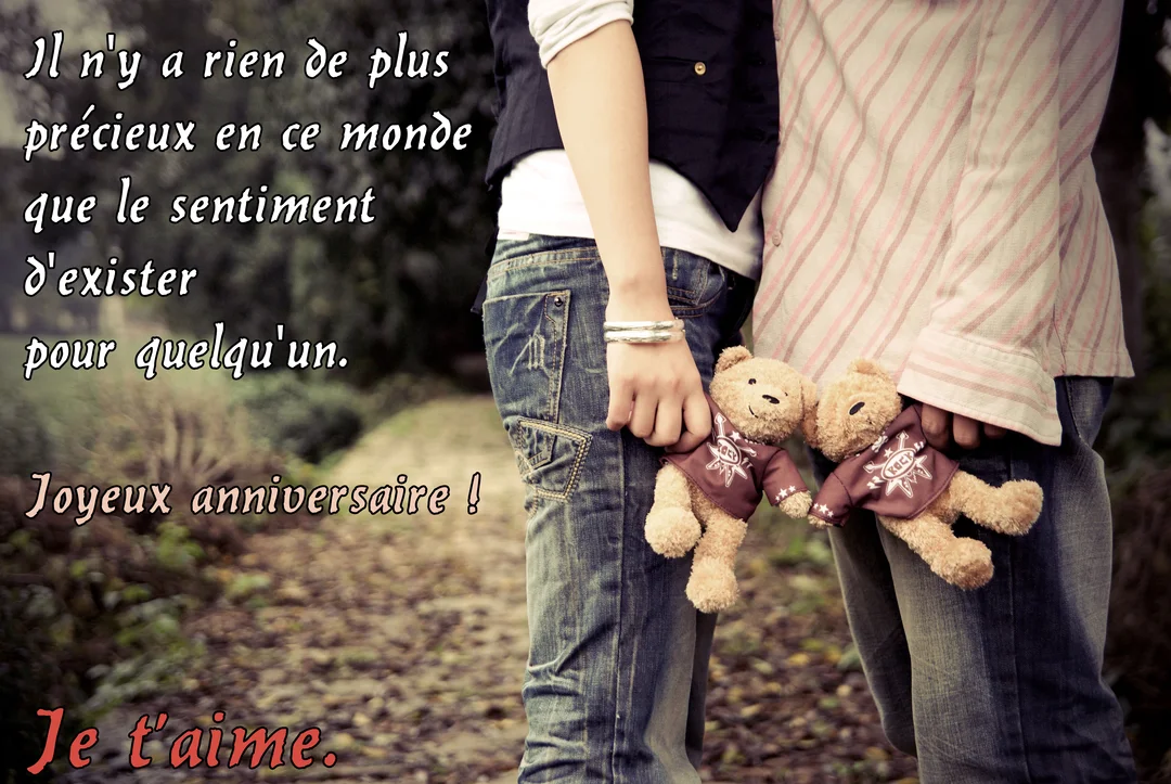 Un couple, vu de dos, se tient sur un chemin forestier, tenant chacun un petit ours en peluche dans les mains.