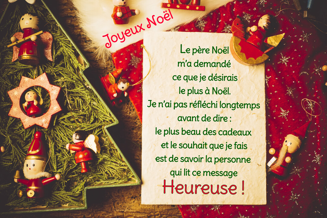 Une composition de Noël style vintage avec des décorations en bois, un sapin stylisé et un parchemin portant un message de vœux manuscrit.