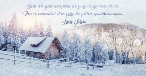 Citation de Mère Teresa sur un paysage d'hiver avec un chalet en bois sous la neige, entouré de sapins.