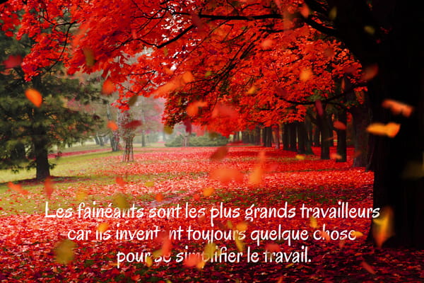 Paysage d'automne avec une allée d'arbres aux feuilles rouges. Citation sur la carte : "Les fainéants sont les plus grands travailleurs...".