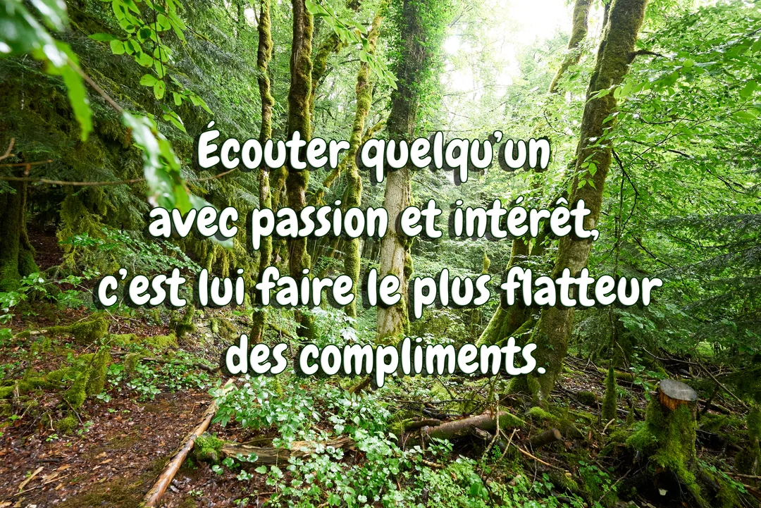 Une citation sur l'écoute est superposée sur la photographie d'un sentier de terre au cœur d'une forêt dense aux arbres couverts de mousse.