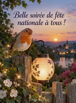 Un rouge-gorge à la poitrine rouge est perché sur un poteau de clôture en bois, la tête inclinée, près d'une lanterne en papier qui éclaire le crépuscule. Texte : « Belle soirée de fête nationale à tous ! »
