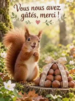 Écureuil roux levant les pattes devant une pyramide de noisettes liée d'un ruban, dans une forêt à la lumière dorée. Texte : « Vous nous avez gâtés, merci ! »