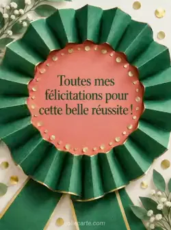 Grande rosette en papier plié émeraude s'ouvrant sur un centre corail lumineux, entouré de petits cercles dorés, avec des ombres ivoire. Texte : « Toutes mes félicitations pour cette belle réussite ! »