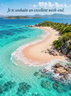 Vue aérienne d'une presqu'île de sable corallien entourée d'eaux turquoise, avec un ruban d'écume blanche le long du rivage arrondi. Texte : « Je te souhaite un excellent week-end. »