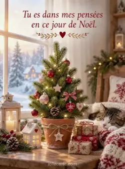 Petit sapin de Noël en pot de terre cuite entouré de quelques cadeaux, dans la lumière du matin. Neige derrière la fenêtre. Texte : « Tu es dans mes pensées en ce jour de Noël. »