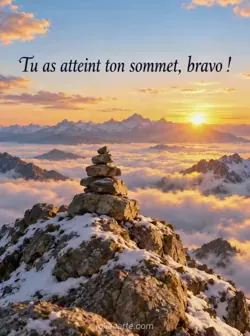 Sommet rocheux légèrement enneigé au-dessus d'une mer de nuages, avec un cairn à son point culminant, au lever du soleil. Texte : « Tu as atteint ton sommet, bravo ! »