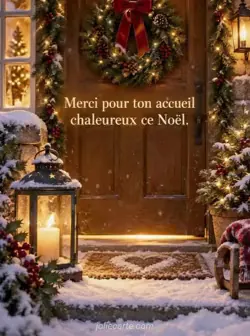 Lanterne avec une bougie allumée devant une porte en bois décorée d'une couronne de sapin, sous la neige. Une lumière dorée filtre sous la porte. Texte : « Merci pour ton accueil chaleureux ce Noël. »